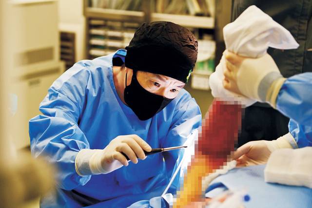 손용훈 원장이 9일 대구 중구 태평로 푸른병원 4층 수술실에서 화염화상을 입은 환자의 가피절제술을 집도하고 있다.  문호남 기자