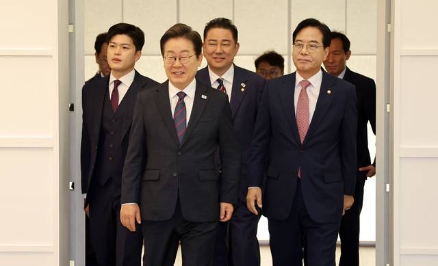 이재명 대통령(왼쪽 두 번째)이 22일 국민의힘 김용태(왼쪽 첫 번째) 비상대책위원장, 송언석(오른쪽) 원내대표, 김병기(왼쪽 세 번째) 더불어민주당 대표 직무대행 겸 원내대표 등과 함께 서울 용산구 한남동 관저에서 기념촬영 후 오찬장으로 이동하고 있다. 연합뉴스