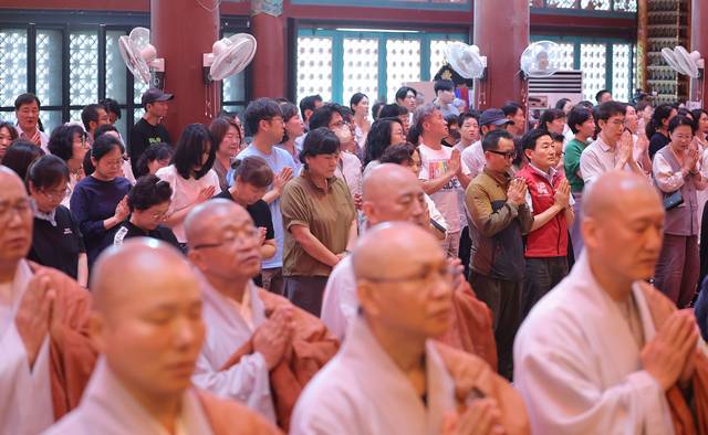 22일 서울 강남구 봉은사 법왕루에서 열린 조계종 평등세상을 위한 사회적 약자 초청 특별법회에 참석한 스님과 신도들이 기도를 하고 있다. 연합뉴스
