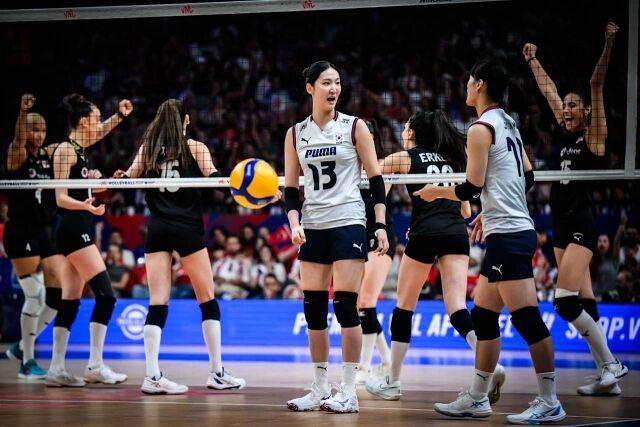 실점 후 아쉬워하는 김세빈과 문지윤./FIVB