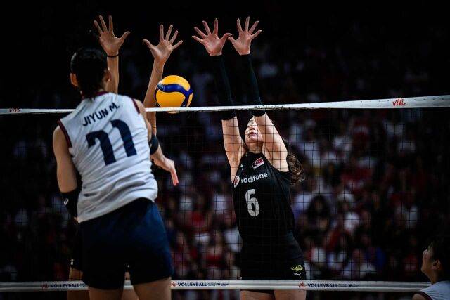 튀르키예의 블로커들 사이로 공격하는 문지윤./FIVB