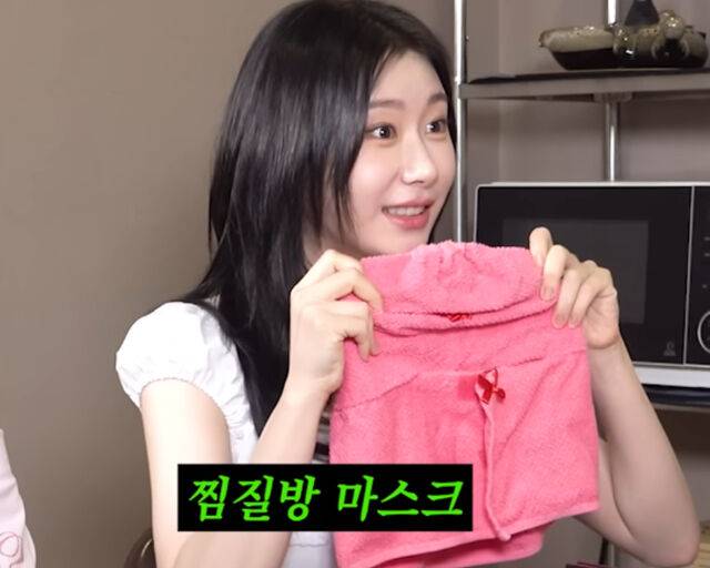 채령이 찜질방 마스크를 자랑해 눈길을 끌었다. / 유튜브 '꼰대희'