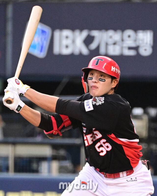 2025년 6월 5일 오후 서울 잠실구장에서 진행된 '2025 신한 SOL뱅크 KBO 리그' KIA 타이거즈와 두산 베어스의 경기. KIA 오선우가 4회초 1사 1루서 타격하고 있다./마이데일리