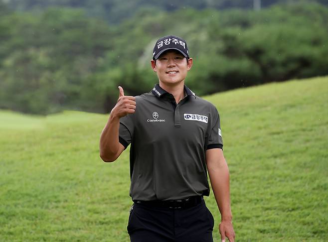 1번 홀에서 샷 이글을 잡은 후 ‘엄지 척’을 하고 있는 신용구. [사진=KPGA]