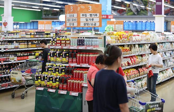 서울의 한 대형마트에서 장을 보는 시민의 모습. [연합]