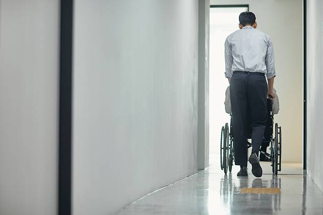 40대 직장인 김영수 씨는 어머니 나이를 고려해 최저가입 수준의 간병인보험을 들어뒀지만, 실제로 뇌졸중으로 입원한 뒤엔 간병 보장이 제대로 이뤄지지 않았다. 월 수백만원의 간병비 부담을 부담을 짊어져야 하는 상황에 김 씨는 간병인보험의 보험료뿐만 아니라 보장 내용에 대한 약관도 자세히 확인해야 했다는 것을 뒤늦게 깨달았다. [게티이미지뱅크 제공]