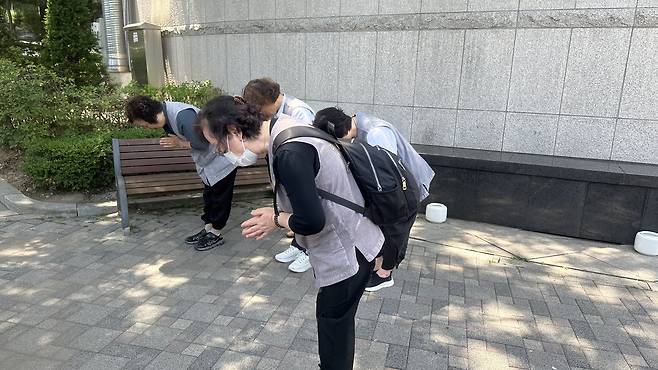 경기도 고양시 서울시립승화원 2층 ‘그리다’ 빈소에서 무연고 사망자 유모씨와 신모씨의 장례식이 치러졌다. 자원봉사자들이 고인의 마지막길에 예를 다하고 있다. 경예은 기자.