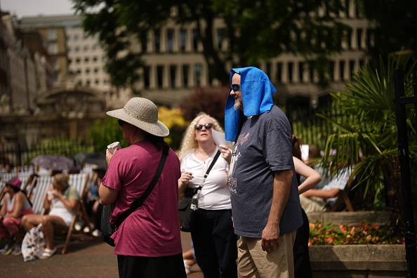 영국 런던 빅토리아 임뱅크먼트 가든에서 시민들이 더위를 식히는 모습. 잉글랜드 전역에는 오는 23일(현지시간)까지 황색 폭염 경보가 내려졌다. [게티이미지]
