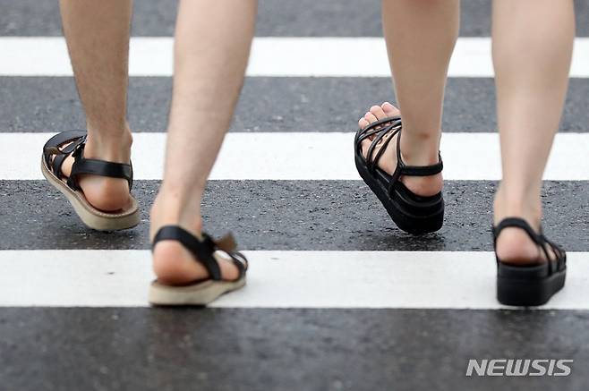 [서울=뉴시스] 백동현 기자 = 지난 2022년8월 11일 서울 시내 곳곳에서 시민들이 제각기 다양한 신발을 신고 이동하고 있다. 2022.08.13. livertrent@newsis.com
