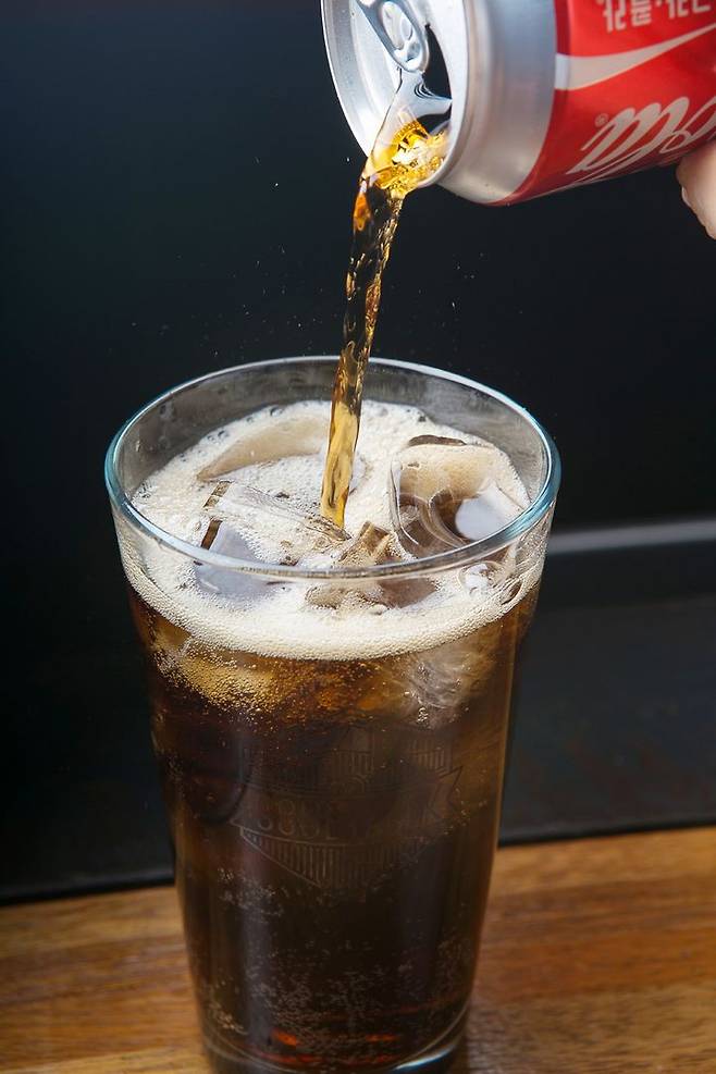 [서울=뉴시스] 일본서 청량음료나 이온음료를 과하게 마시면 '페트병 증후군'에 걸릴 수 있다는 우려가 제기됐다. 2025.06.20. *재판매 및 DB금지 *재판매 및 DB 금지