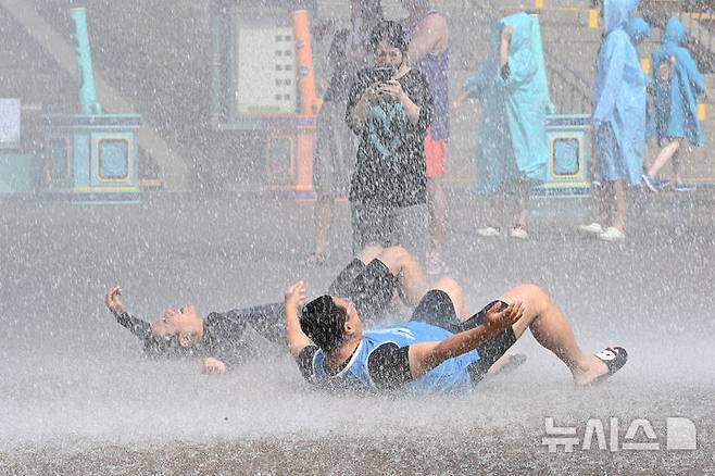 [용인=뉴시스] 김종택 기자 = 전국이 30도 안팎의 무더운 날씨를 보인 19일 경기 용인시 에버랜드 카니발 광장에서 초대형 워터쇼 '슈팅 워터펀' 리허설 공연이 진행되고 있다. 2025.06.19. jtk@newsis.com