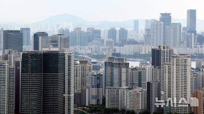 대[서울=뉴시스] 조성우 기자 = 서울 아파트값이 꾸준히 오르면서 6월 셋째 주 매매가격 상승률이 주간 기준으로는 6년 9개월 만에 최대 상승폭을 기록했다.한국부동산원의 전국 주간 아파트가격 동향 조사 결과에 따르면 서울은 20주 연속 상승세를 이어가고 있으며, 6월16일 0.36%로 상승폭이 점차 커지고 있다. 사진은 지난 19일 서울 남산에서 바라본 서울 용산, 마포구 일 아파트의 모습. 2025.06.22. xconfind@newsis.com