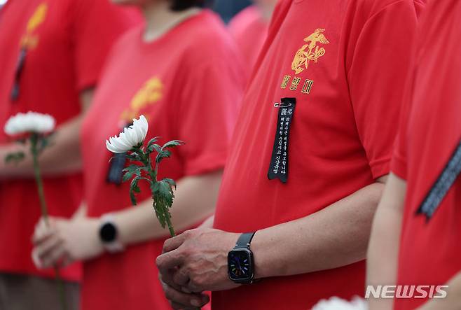 [서울=뉴시스] 김진아 기자 = 19일 서울 중구 청계광장에 마련된 '채상병 1주기 분향소'에서 해병대예비역연대 회원들이 헌화하고 있다. 2024.07.19. bluesoda@newsis.com