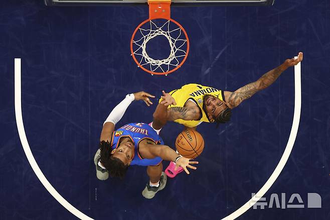 [인디애나폴리스=AP/뉴시스] 미국프로농구(NBA) 오클라호마시티 선더의 딜런 존스와 인디애나 페이서스의 오비 토핀. 2025.06.19.