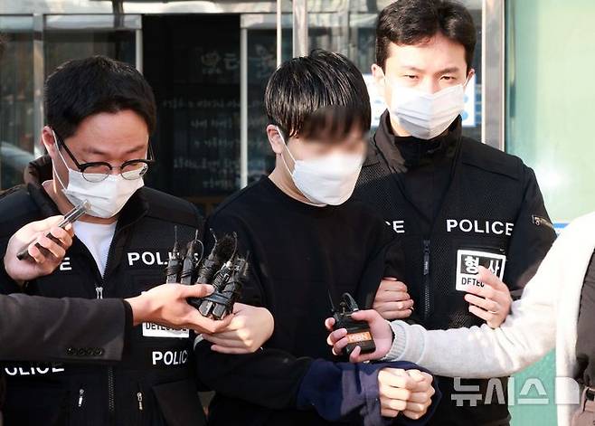 [서울=뉴시스] 고범준 기자 = 윤석열 전 대통령 파면 직후 둔기를 휘둘러 경찰 버스 유리창을 부순 피의자 남성 A씨가 11일 오전 서울 성북구 성북경찰서에서 검찰로 송치되고 있다. 2025.04.11. bjko@newsis.com