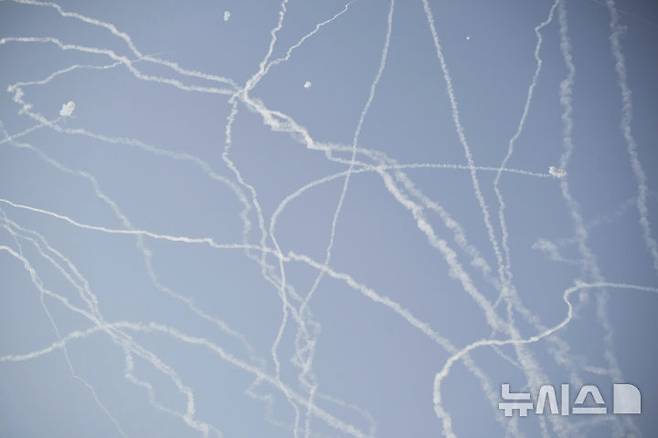 [텔아비브=AP/뉴시스] 지난 19일(현지 시간) 이스라엘 텔아비브 상공에서 이스라엘 방공 시스템 아이언돔이 이란의 미사일을 요격하기 위해 발사되고 있다. 2025.06.22.