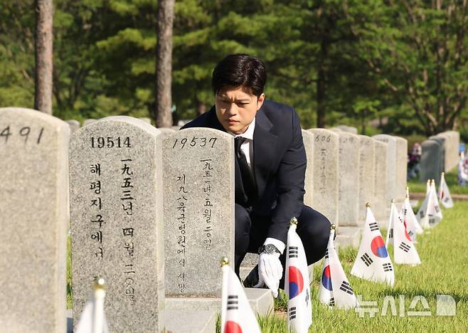 [서울=뉴시스] 고승민 기자 = 김용태 국민의힘 비상대책위원장이 22일 국립서울현충원 6.25 참전용사 묘비를 찾아 묘비 정화 봉사활동을 하고 있다. 2025.06.22. kkssmm99@newsis.com