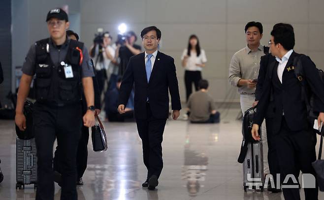[인천공항=뉴시스] 김선웅 기자 = 대미 통상 관련 협상 총괄을 맡고 있는 여한구 산업통상자원부 통상교섭본부장이 22일 인천국제공항을 통해 미국으로 출국하고 있다. 이재명 정부와 트럼프 행정부의 첫 번째 고위급 통상 접촉이 되는 이번 방미에서 여한구 통상교섭본부장이 이끄는 범정부 대표단은 제이미슨 그리어 미국 무역대표부 대표와 면담을 갖고 3차 기술협의를 진행할 예정이다. 2025.06.22. mangusta@newsis.com