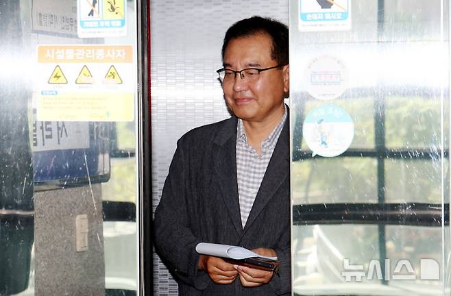 [서울=뉴시스] 추상철 기자 = 채상병 순직사건 외압 의혹을 수사하는 이명현 특별검사가 22일 오전 서울 서초구 서초동 사무실로 출근하고 있다. 2025.06.22. scchoo@newsis.com