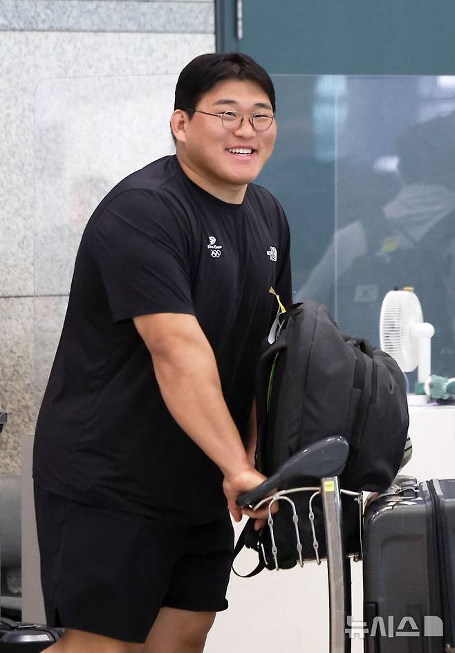[인천공항=뉴시스] 김선웅 기자 = 헝가리에서 열린 2025 세계유도선수권대회에 출전해 혼성 단체전에서 은메달을 획득한 유도 대표팀 김민종이 22일 인천국제공항을 통해 귀국하고 있다. 유도 대표팀은 이번 대회에서 개인전 금메달 1개, 동메달 3개, 단체전 은메달 1개의 성과를 올렸다. 2025.06.22. mangusta@newsis.com