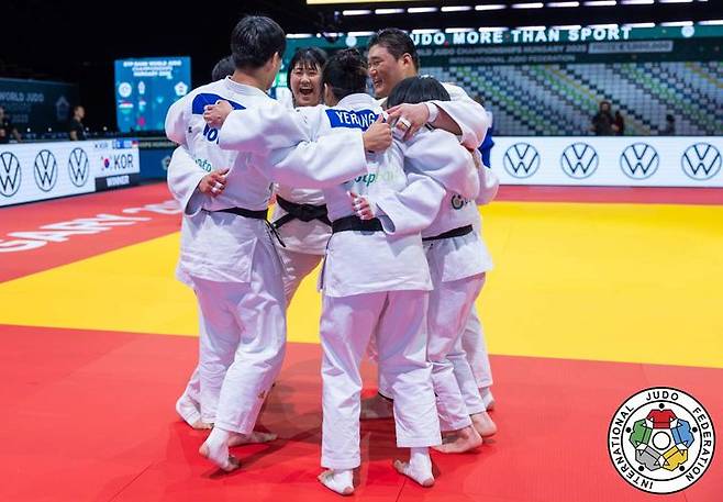[서울=뉴시스] 2025 국제유도연맹(IJF) 세계선수권대회 혼성 단체전에서 은메달을 수확한 한국 유도 국가대표팀. (사진=IJF 홈페이지 캡처) *재판매 및 DB 금지