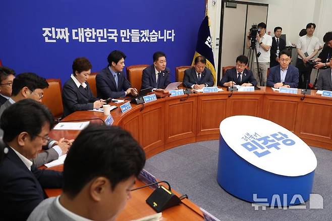 [서울=뉴시스] 조성봉 기자= 김병기 더불어민주당 당대표 직무대행 겸 원내대표가 지난 20일 오전 서울 여의도 국회에서 열린 최고위원회의에서 발언을 하고 있다. 2025.06.20. suncho21@newsis.com