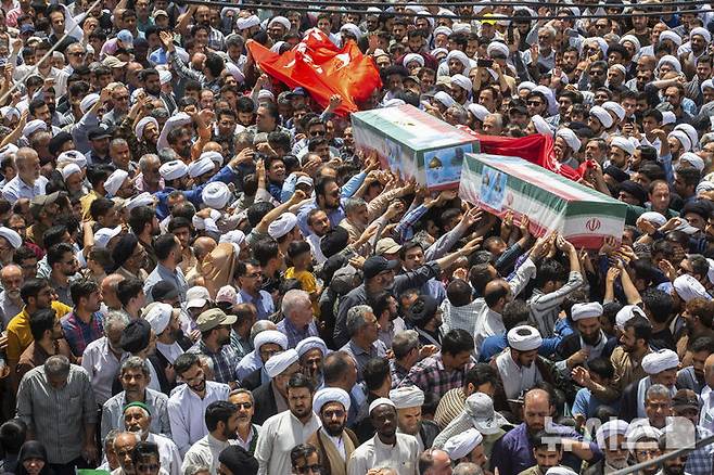 [곰=AP/뉴시스] 20일(현지 시간) 이란 곰에서 금요 예배 후, 이스라엘의 공습으로 숨진 이란 혁명수비대(IRGC) 소속 나세르 자밀푸르와 에스마엘 샤케리의 관이 국기에 덮인 채 운구되고 있다. 2025.06.21.
