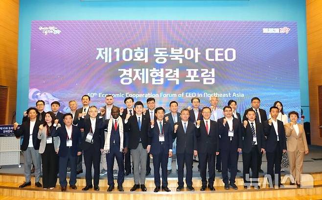 [포항=뉴시스] 송종욱 기자 = 경북 포항시는 지난 21일 포스코국제관에서 '제10회 동북아 CEO 경제 협력 포럼'을 성황리에 열었다. 사진은 '동북아 CEO 경제 협력 포럼'에서 한중일 지방 정부·러시아 등 해외 도시 대표, 국내외 AI 전문가와 기업 CEO 등이 기념 촬영하는 모습. (사진=포항시 제공) 2025.06.22. photo@newsis.com
