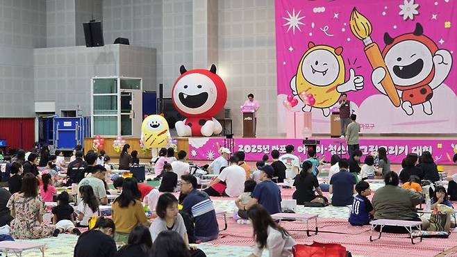 [서울=뉴시스] 박강수 마포구청장이 '2025년 상반기 마포구 어린이·청소년 그림 그리기 대회'에 참석해 인사를 나누고 있다. 2025.06.22 (사진 제공=마포구청) photo@newsis.com *재판매 및 DB 금지