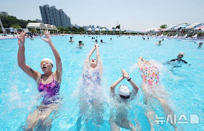 [서울=뉴시스] 김진아 기자 = 무더운 날씨를 보인 22일 서울 서초구 잠원한강공원 수영장을 찾은 시민들이 물놀이를 하며 즐거운 시간을 보내고 있다. 뚝섬·여의도·잠원한강공원 수영장과 잠실·양화·난지한강공원 물놀이장은 8월 31일까지 73일간 운영한다. 2025.06.22. bluesoda@newsis.com