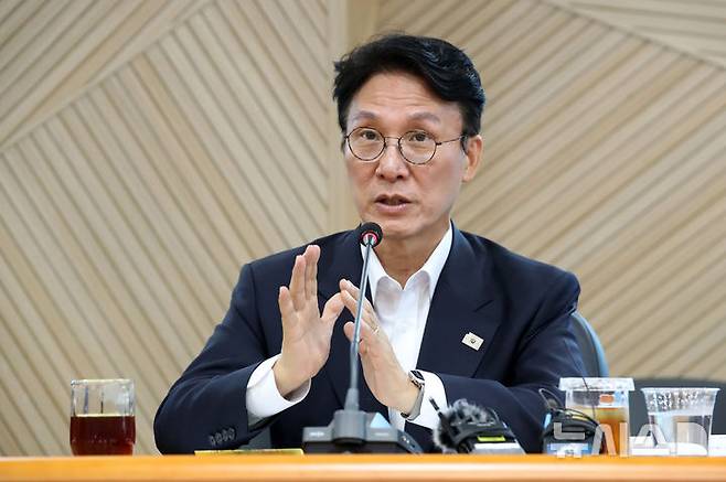 [대구=뉴시스] 이무열 기자 = 김민석 국무총리 후보가 지난 20일 대구 수성구 대구디지털혁신진흥원에서 열린 AX 연구거점 조성을 위한 경청 간담회에서 인사말을 하고 있다. 2025.06.20. lmy@newsis.com