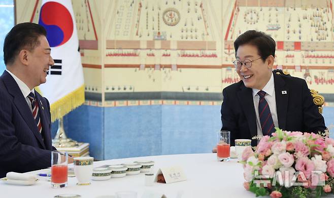 [서울=뉴시스] 최진석 기자 = 이재명 대통령이 22일 한남동 관저에서 열린 여야 지도부와 오찬에서 발언하며 미소짓고 있다. 왼쪽은 김병기 더불어민주당 당대표 직무대행 겸 원내대표. (대통령실통신사진기자단) 2025.06.22. myjs@newsis.com