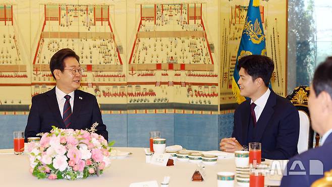 [서울=뉴시스] 최진석 기자 = 이재명 대통령이 22일 한남동 관저에서 열린 여야 지도부와 오찬에서 발언하고 있다. 오른쪽은 김용태 국민의힘 비상대책위원장. (대통령실통신사진기자단) 2025.06.22. myjs@newsis.com