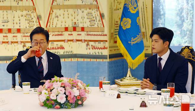 [서울=뉴시스] 최진석 기자 = 이재명 대통령이 22일 한남동 관저에서 열린 여야 지도부와 오찬에서 음료를 마시고 있다. 오른쪽은 김용태 국민의힘 비상대책위원장. (대통령실통신사진기자단) 2025.06.22. myjs@newsis.com