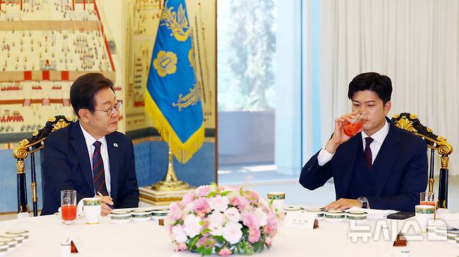 [서울=뉴시스] 최진석 기자 = 김용태 국민의힘 비상대책위원장이 22일 한남동 관저에서 열린 이재명 대통령의 여야 지도부와 오찬에서 음료를 마시고 있다. (대통령실통신사진기자단) 2025.06.22. myjs@newsis.com