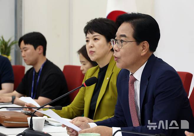 [서울=뉴시스] 고승민 기자 = 송언석 국민의힘 원내대표가 22일 서울 여의도 국회에서 이재명 대통령과 여야 지도부 오찬 관련 기자간담회를 하고 있다. 2025.06.22. kkssmm99@newsis.com