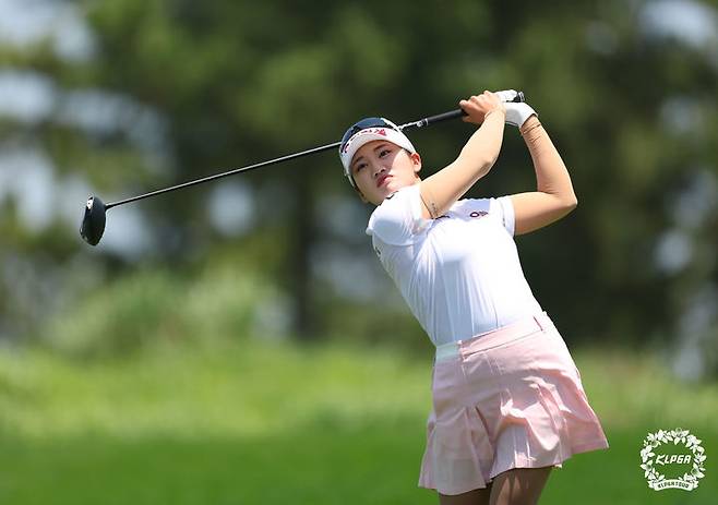 [서울=뉴시스] 홍효식 기자 = 22일 경기 안산 대부도에 위치한 더헤븐CC에서 열린 '더헤븐 마스터즈' 파이널라운드, 노승희가 2번홀에서 티샷하고 있다. (사진=KLPGA 제공) 2025.06.22. photo@newsis.com *재판매 및 DB 금지