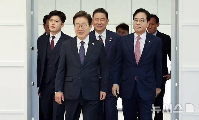 [서울=뉴시스] 최진석 기자 = 이재명 대통령이 22일 한남동 관저에서 열린 여야 지도부와 오찬에 입장하고 있다. 왼쪽부터 김용태 국민의힘 비상대책위원장, 이 대통령, 김병기 더불어민주당 당대표 직무대행 겸 원내대표, 송언석 국민의힘 원내대표. (대통령실통신사진기자단) 2025.06.22. myjs@newsis.com