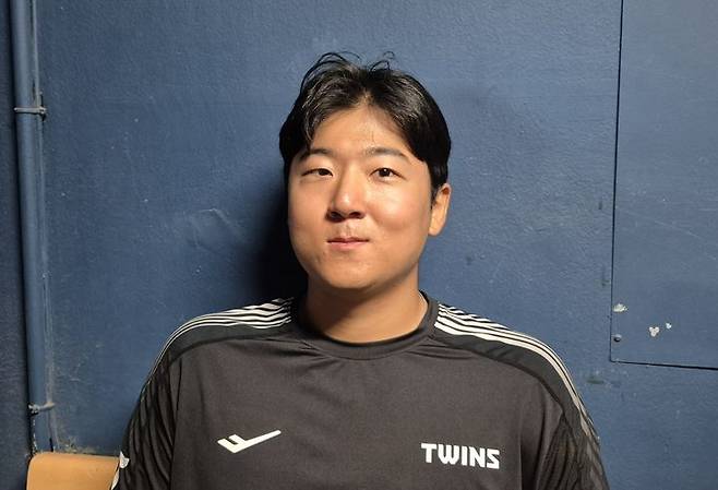 [서울=뉴시스] 문채현 기자 = 프로야구 LG 트윈스의 송승기가 22일 잠실구장에서 열린 2025 신한 쏠뱅크 KBO리그 두산 베어스와의 경기에서 승리한 뒤 취재진과 인터뷰를 하고 있다. 2025.06.22. dal@newsis.com *재판매 및 DB 금지