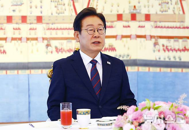 [서울=뉴시스] 최진석 기자 = 이재명 대통령이 22일 한남동 관저에서 열린 여야 지도부와 오찬에서 발언하고 있다. (대통령실통신사진기자단) 2025.06.22. myjs@newsis.com