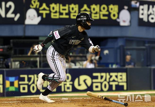 [서울=뉴시스] 김선웅 기자 = 18일 서울 송파구 잠실야구장에서 열린 2025 프로야구 NC 다이노스와 LG 트윈스의 경기, 5회말 무사 주자 만루 상황, LG 1번타자 신민재가 2타점 적시타를 떄리고 있다. 2025.06.18. mangusta@newsis.com