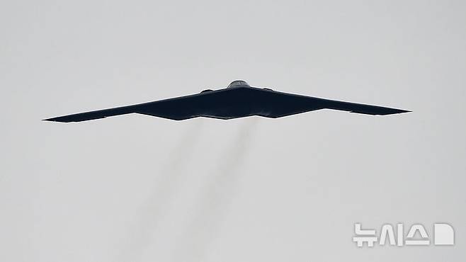 [AP/뉴시스] 벙커버스터를 두 대 씩 싣고 이란 핵시설에 투하한 미 공군의 B-2 스피리트 스텔스 폭격기. 2015년 사진