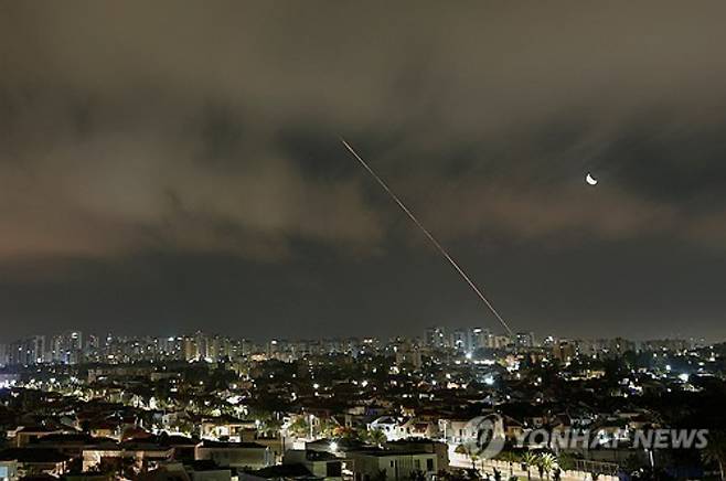 이란이 발사한 미사일이 21일 이스라엘 아슈켈론에서 포착된 모습. 로이터·연합뉴스