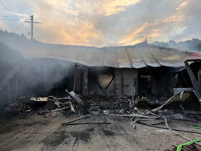 22일 오전 4시 15분쯤 전북 군산시 서수면의 한 단독주택서 불이 났다. 주택 내부서 거주자 A(50대)가 숨진 채 발견됐다. 전북소방본부 제공
