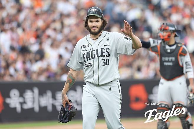 한화 에이스 폰세가 22일 키움과 홈 경기에 선발 등판해 역투를 펼친 뒤 동료들을 향해 세리머니하고 있다. 한화 이글스