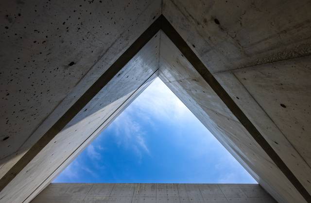 노출콘크리트와 기하학적 구조를 볼 수 있는 뮤지엄 산의 삼각형 중정(삼각코트).