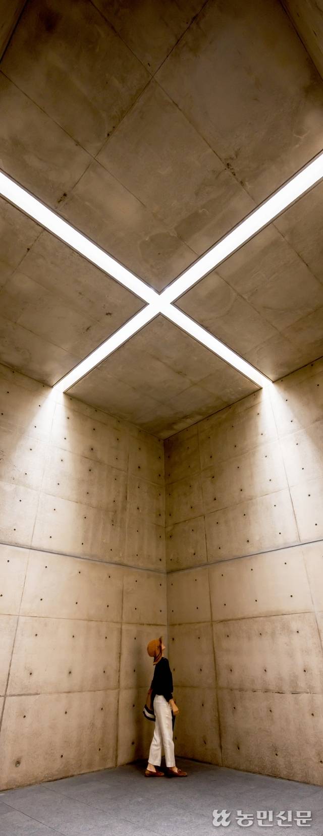 노출콘크리트 벽으로 된 네모 공간에 천장의 십자 모양 틈새로 하얀 빛이 들어오는 ‘빛의 공간’.