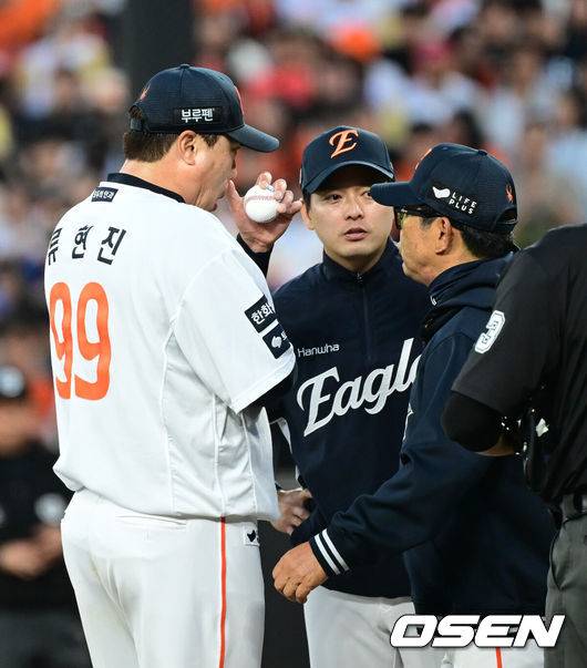 [OSEN=대전, 김성락 기자] 4회초 2사 만루 한화 류현진이 교체되고 있다. 2025.06.05 / ksl0919@osen.co.kr