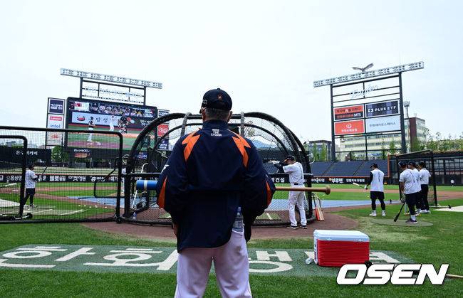 [OSEN=대전, 지형준 기자] 한화 김경문 감독이 훈련을 지켜보고 있다. 2025.06.13 /jpnews@osen.co.kr