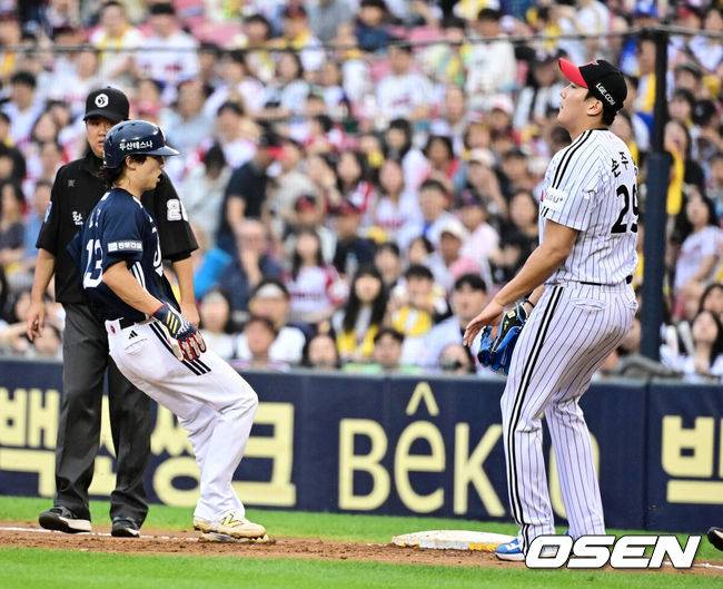 [OSEN=잠실, 지형준 기자] 21일 오후 서울 잠실구장에서 ‘2025 신한 SOL Bank KBO리그’ LG 트윈스와 두산 베어스의 경기가 열렸다.LG는 에르난데스, 두산은 곽빈이 선발로 나섰다.6회초 1사 1,3루에서 두산 이유찬이 견제에 걸렸지만 LG 손주영이 1루 커버에 들어가지 못하며 세이프되고 있다. 2025.06.21 /jpnews@osen.co.kr